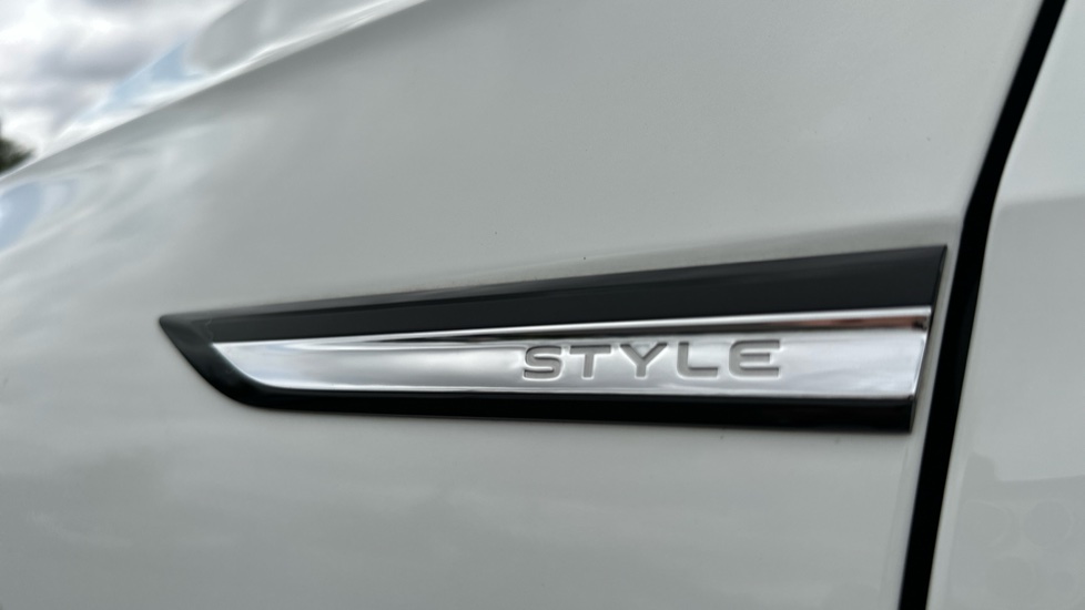 Volkswagen Golf 1.5 eTSI Style 5dr DSG Petrol Hatchback - Image 37