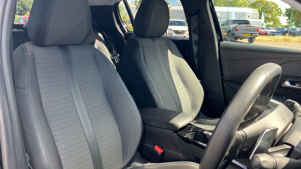 Peugeot 208 1.2 PureTech 100 Allure Premium + 5dr EAT8 Petrol Hatchback - Image 30