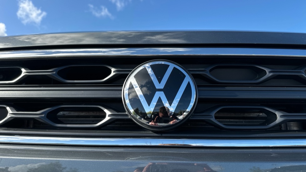 Volkswagen T-Roc 1.5 TSI Life 5dr DSG Petrol Hatchback - Image 8