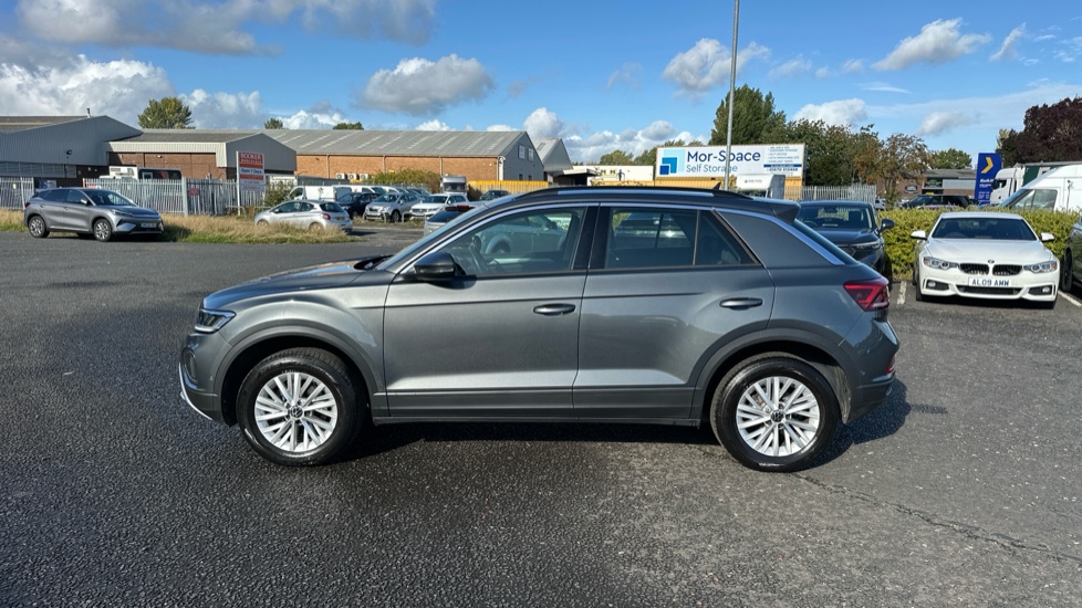 Volkswagen T-Roc 1.5 TSI Life 5dr DSG Petrol Hatchback - Image 21