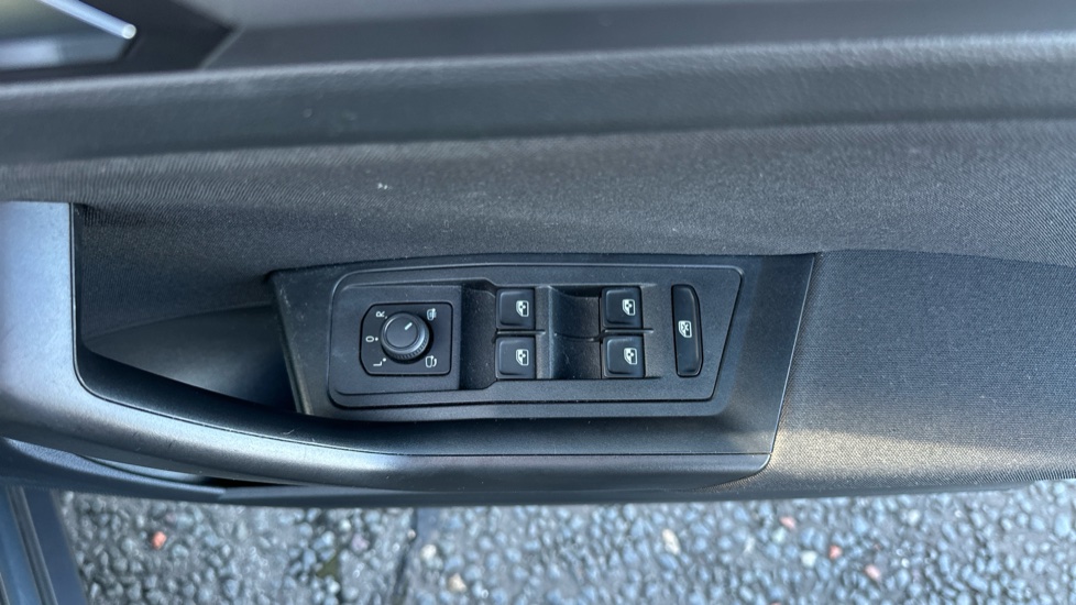 Volkswagen T-Roc 1.5 TSI Life 5dr DSG Petrol Hatchback - Image 31
