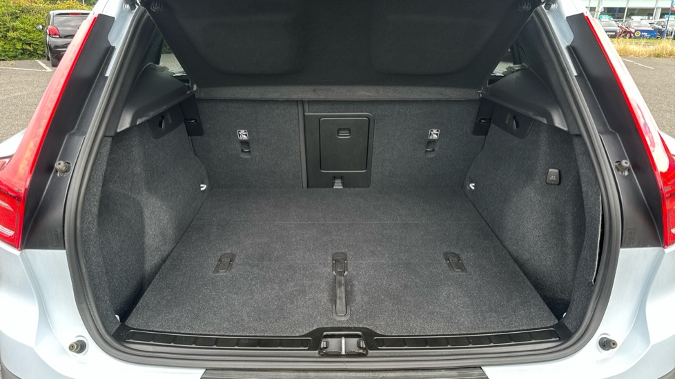 Volvo XC40 2.0 B4P Plus Dark 5dr Auto Petrol Estate - Image 4