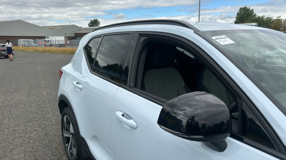 Volvo XC40 2.0 B4P Plus Dark 5dr Auto Petrol Estate - Image 21