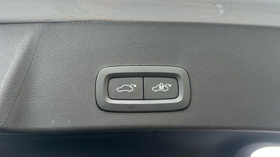 Volvo XC40 2.0 B4P Plus Dark 5dr Auto Petrol Estate - Image 28