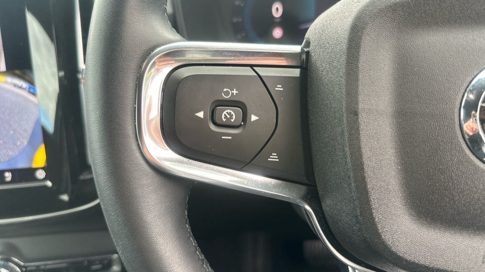 Volvo XC40 2.0 B4P Plus Dark 5dr Auto Petrol Estate - Image 33