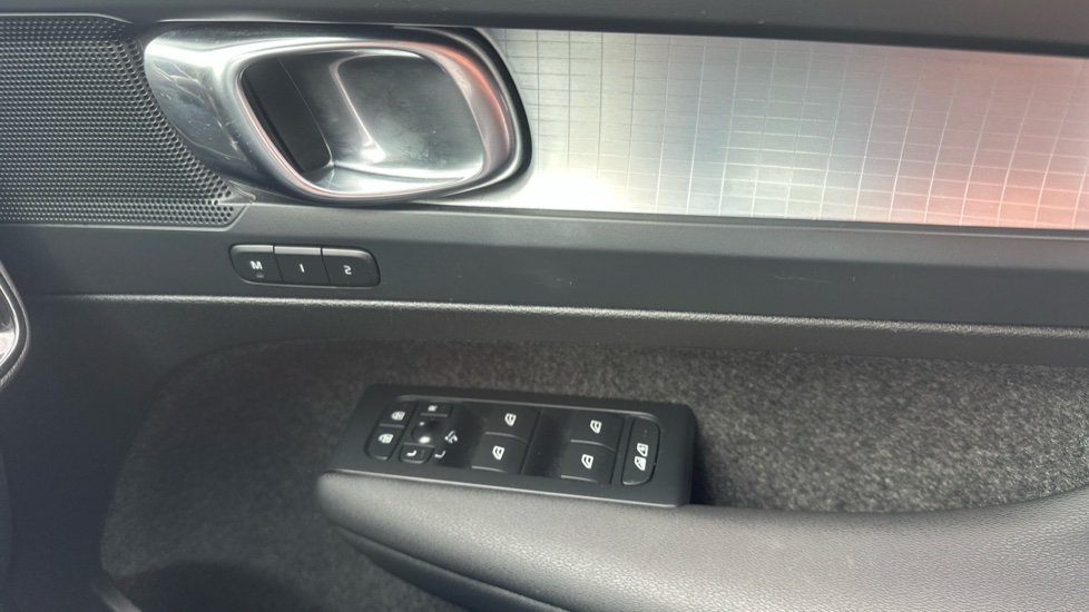 Volvo XC40 2.0 B4P Plus Dark 5dr Auto Petrol Estate - Image 38