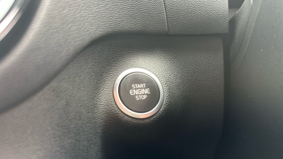 Volvo XC40 2.0 B4P Plus Dark 5dr Auto Petrol Estate - Image 41