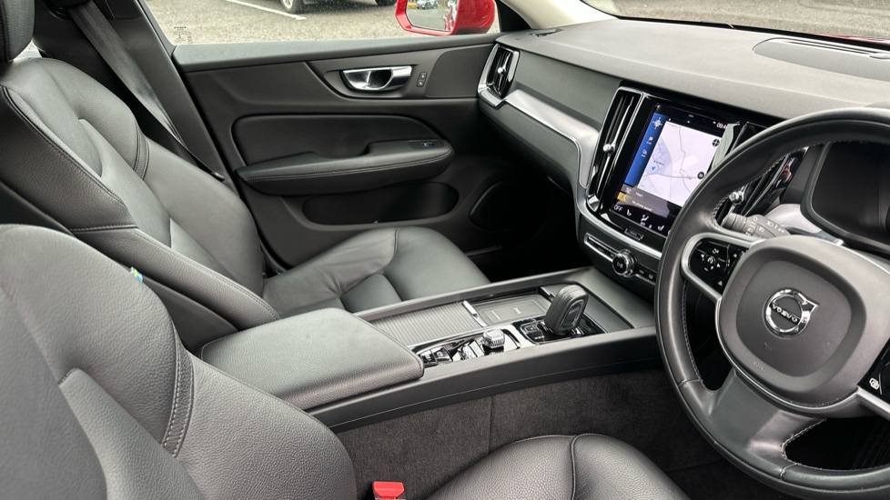 Volvo V60 2.0 B3P Momentum 5dr Auto Petrol Estate - Image 14