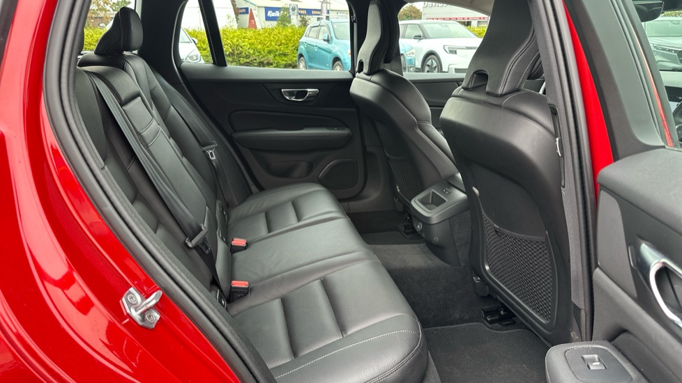 Volvo V60 2.0 B3P Momentum 5dr Auto Petrol Estate - Image 31