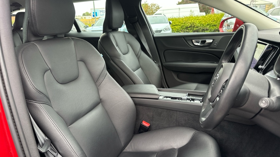 Volvo V60 2.0 B3P Momentum 5dr Auto Petrol Estate - Image 32