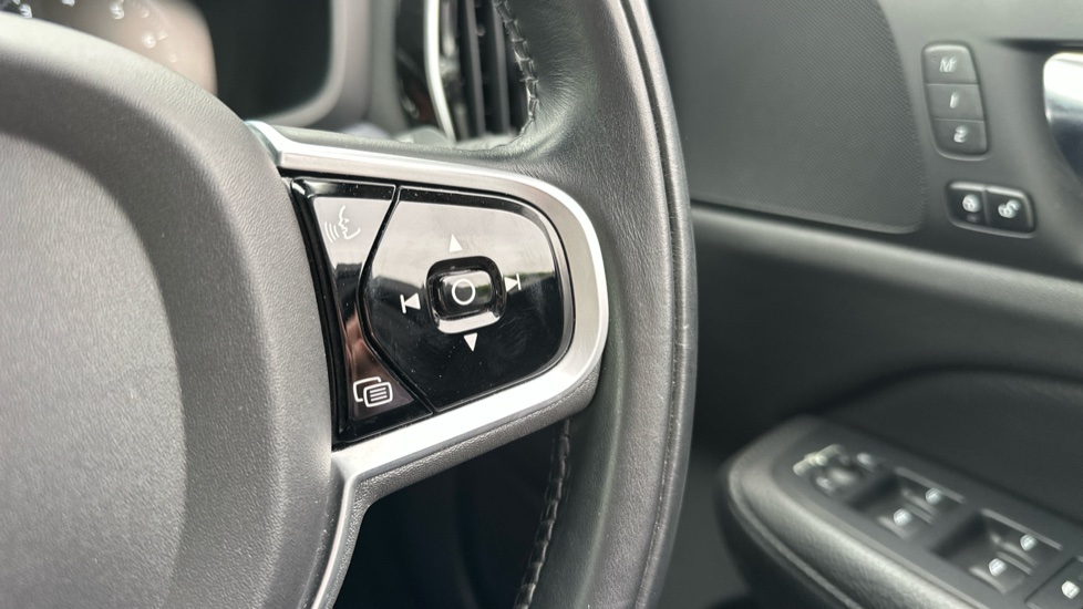 Volvo V60 2.0 B3P Momentum 5dr Auto Petrol Estate - Image 38