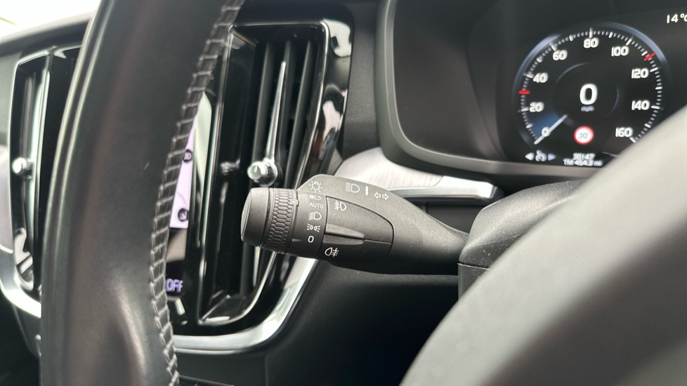 Volvo V60 2.0 B3P Momentum 5dr Auto Petrol Estate - Image 39