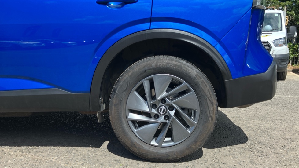 Nissan Qashqai 1.3 DiG-T MH Acenta Premium 5dr Petrol Hatchback - Image 7