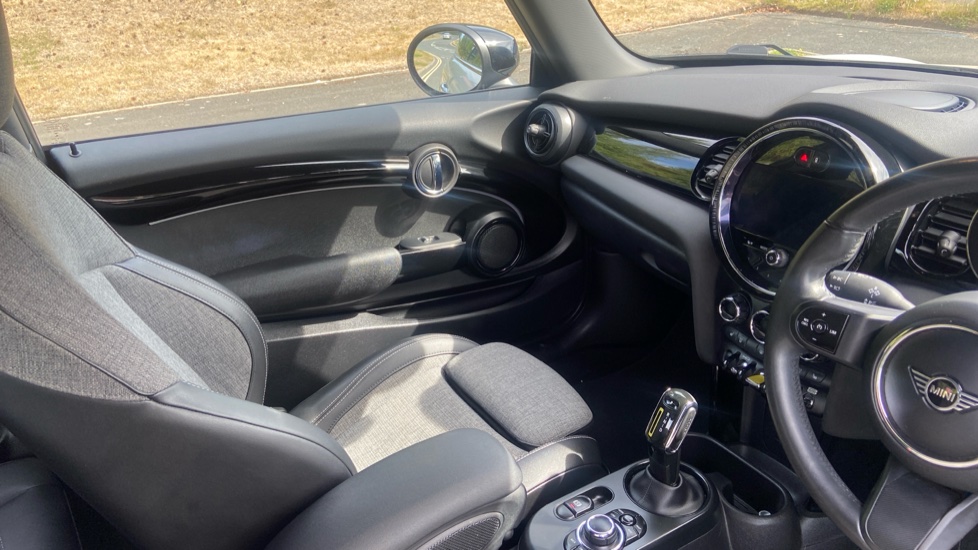 MINI Hatchback 135kW Cooper S Level 2 33kWh 3dr Auto Electric Hatchback - Image 14