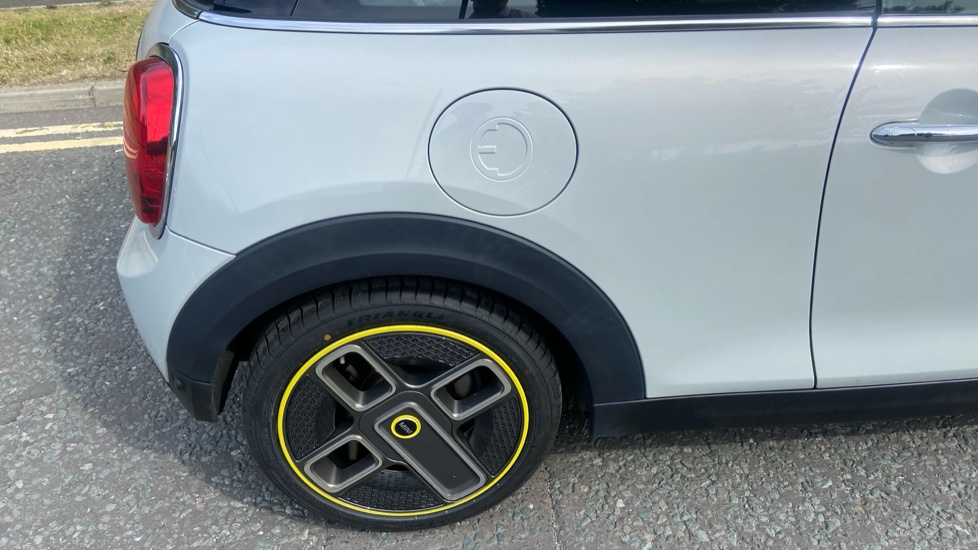 MINI Hatchback 135kW Cooper S Level 2 33kWh 3dr Auto Electric Hatchback - Image 27