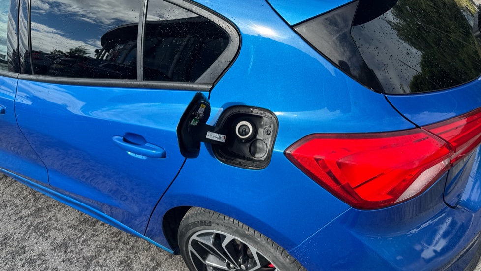 Ford Focus 1.0 EcoBoost 125 ST-Line X 5dr Petrol Hatchback - Image 31