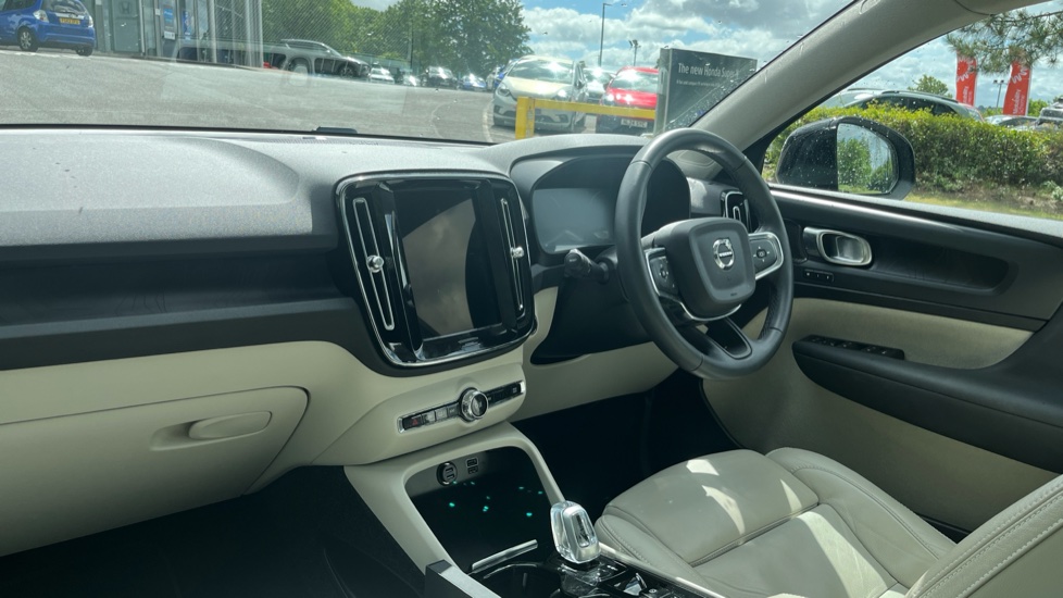 Volvo XC40 1.5 T5 Recharge PHEV Ultimate Dark 5dr Auto Estate - Image 9
