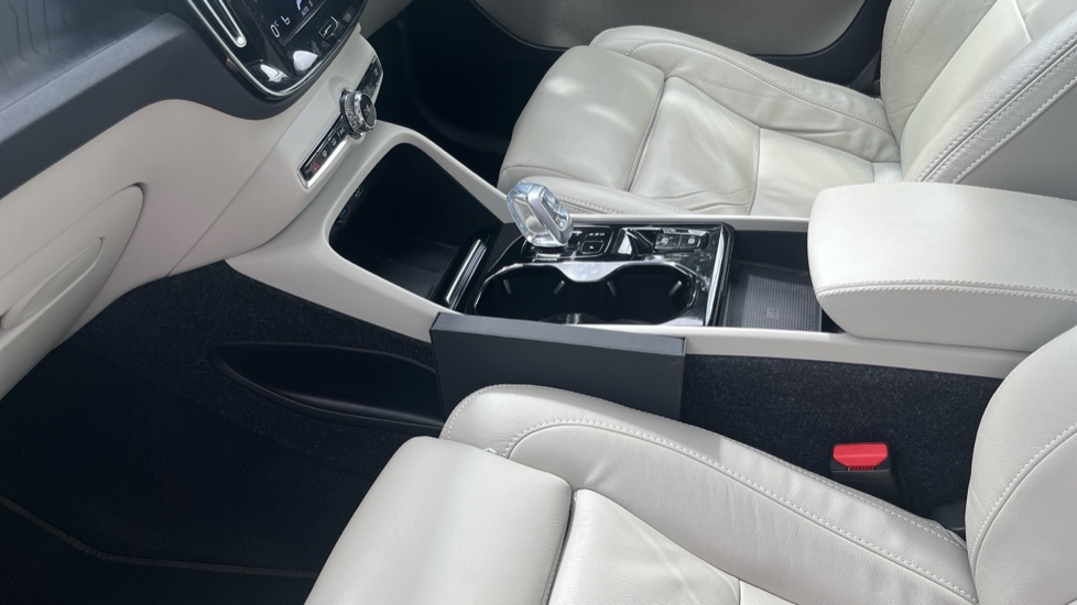 Volvo XC40 1.5 T5 Recharge PHEV Ultimate Dark 5dr Auto Estate - Image 13