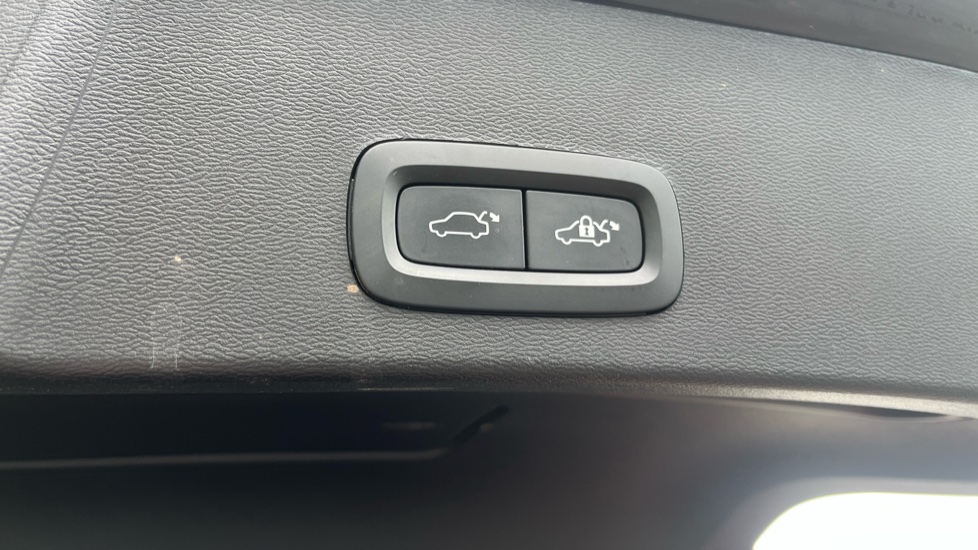 Volvo XC40 1.5 T5 Recharge PHEV Ultimate Dark 5dr Auto Estate - Image 27