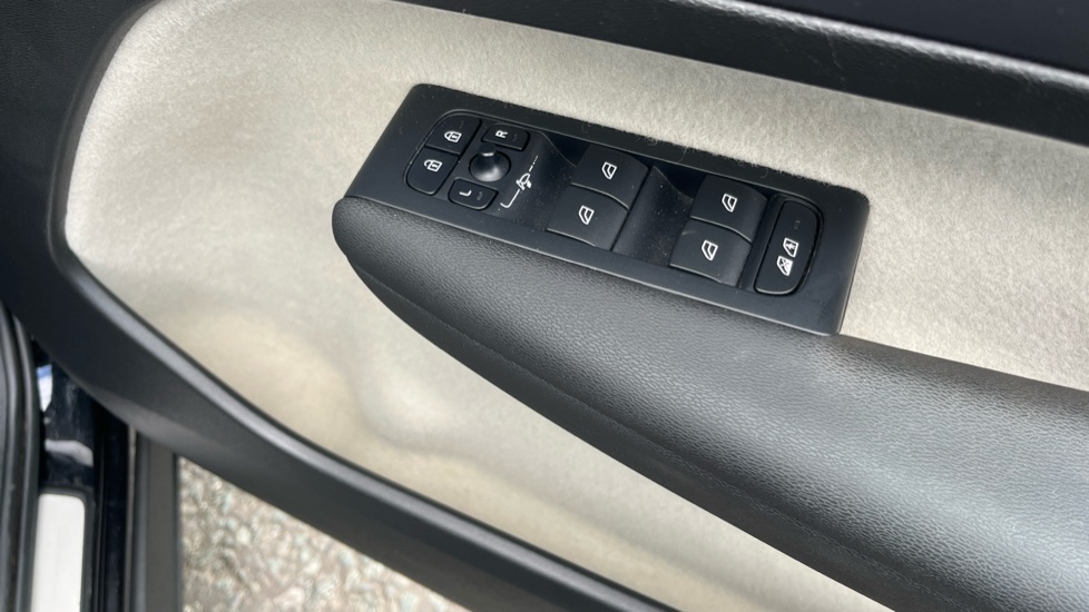 Volvo XC40 1.5 T5 Recharge PHEV Ultimate Dark 5dr Auto Estate - Image 30