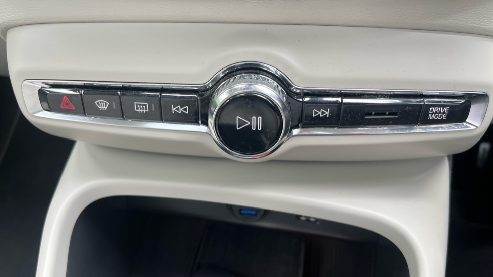 Volvo XC40 1.5 T5 Recharge PHEV Ultimate Dark 5dr Auto Estate - Image 38