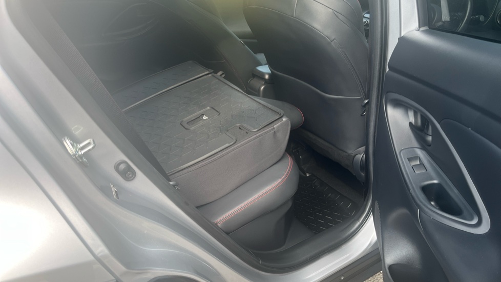 Toyota Yaris Cross 1.5 Hybrid GR Sport 5dr CVT Hybrid Estate - Image 39