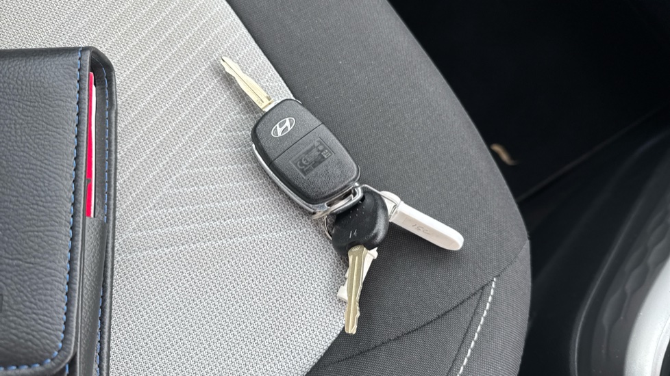 Hyundai i10 1.0 MPi Premium 5dr Petrol Hatchback - Image 20