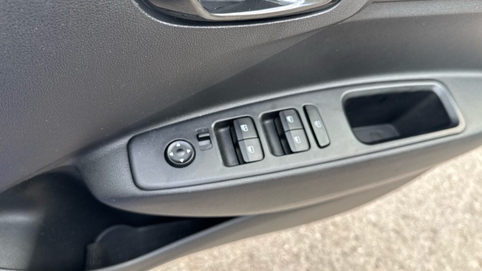Hyundai i10 1.0 MPi Premium 5dr Petrol Hatchback - Image 34