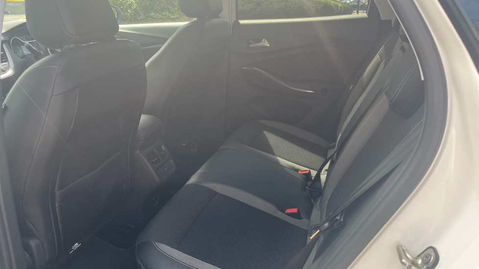 Vauxhall Grandland X 1.2 Turbo Griffin Edition 5dr Petrol Hatchback - Image 31