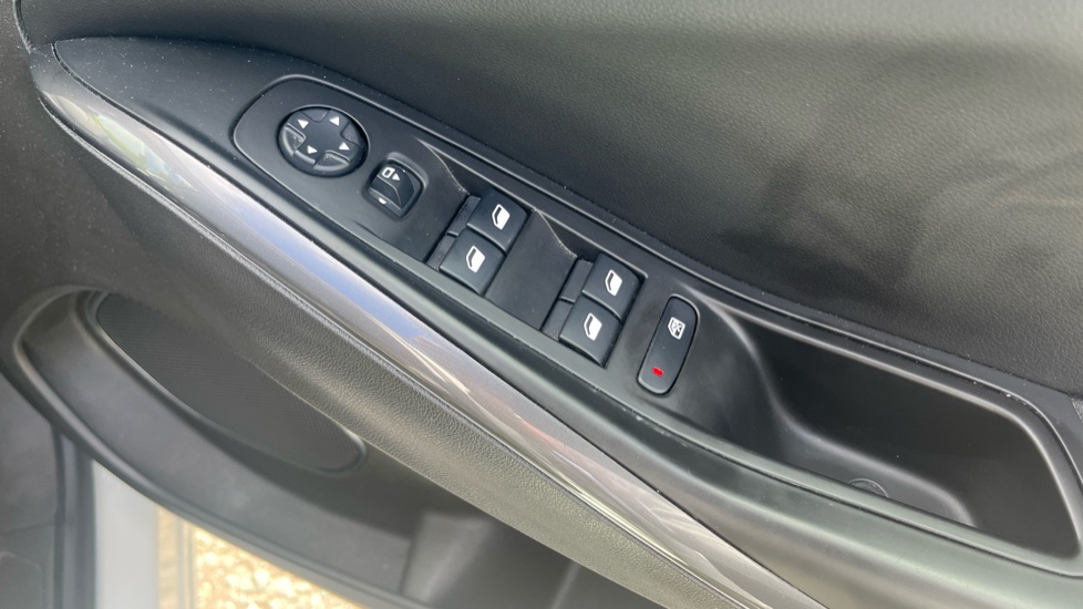 Vauxhall Grandland X 1.2 Turbo Griffin Edition 5dr Petrol Hatchback - Image 36
