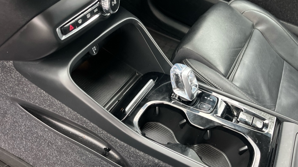Volvo XC40 2.0 B4P Inscription Pro 5dr AWD Auto Petrol Estate - Image 13
