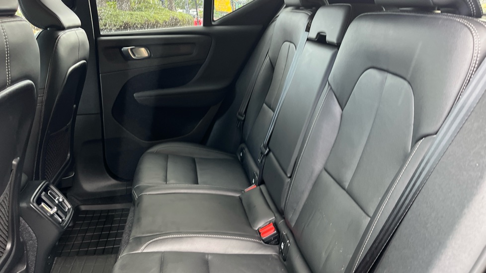 Volvo XC40 2.0 B4P Inscription Pro 5dr AWD Auto Petrol Estate - Image 16