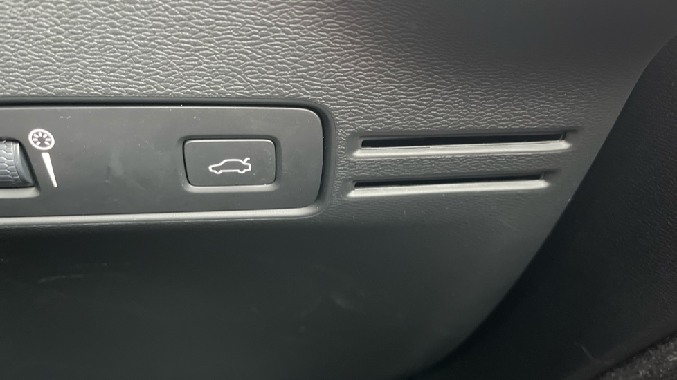 Volvo XC40 2.0 B4P Inscription Pro 5dr AWD Auto Petrol Estate - Image 33