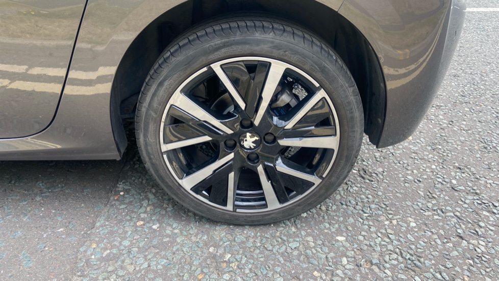 Peugeot 208 1.2 PureTech 100 Allure Premium 5dr Petrol Hatchback - Image 42