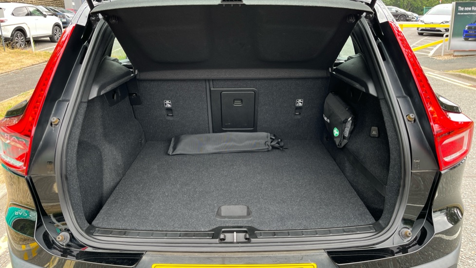 Volvo XC40 2.0 D3 Momentum 5dr Geartronic Diesel Estate - Image 4