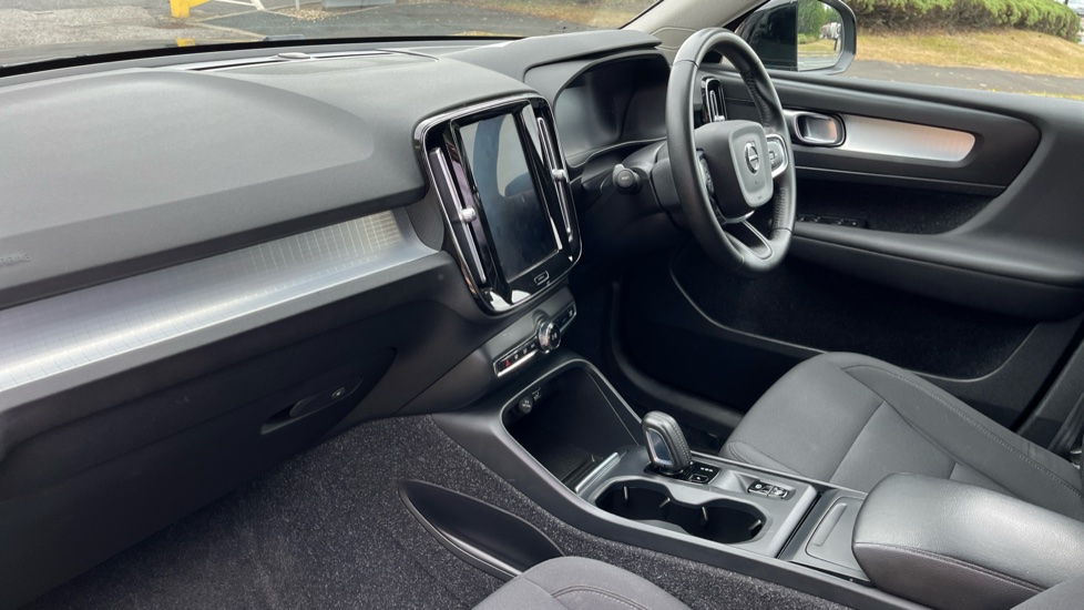 Volvo XC40 2.0 D3 Momentum 5dr Geartronic Diesel Estate - Image 9