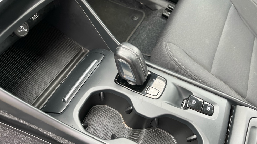 Volvo XC40 2.0 D3 Momentum 5dr Geartronic Diesel Estate - Image 13
