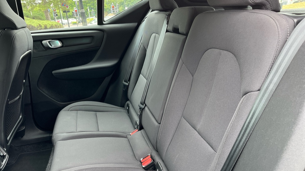 Volvo XC40 2.0 D3 Momentum 5dr Geartronic Diesel Estate - Image 16