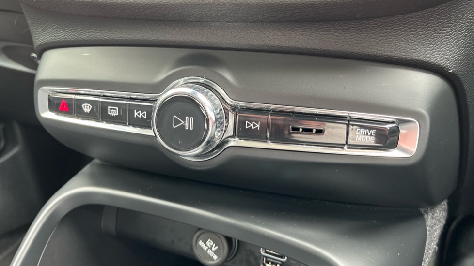 Volvo XC40 2.0 D3 Momentum 5dr Geartronic Diesel Estate - Image 23