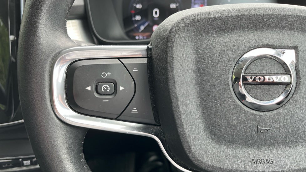 Volvo XC40 2.0 D3 Momentum 5dr Geartronic Diesel Estate - Image 28