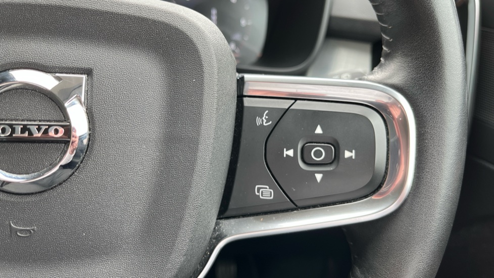 Volvo XC40 2.0 D3 Momentum 5dr Geartronic Diesel Estate - Image 29
