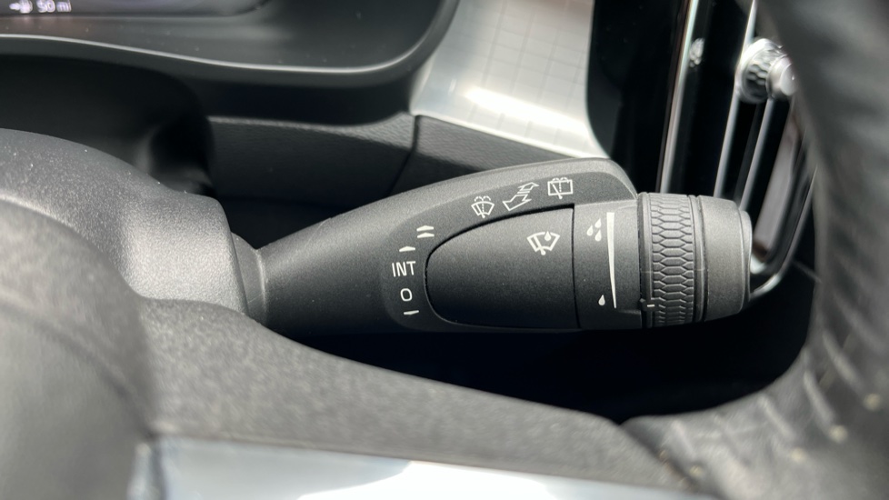 Volvo XC40 2.0 D3 Momentum 5dr Geartronic Diesel Estate - Image 30