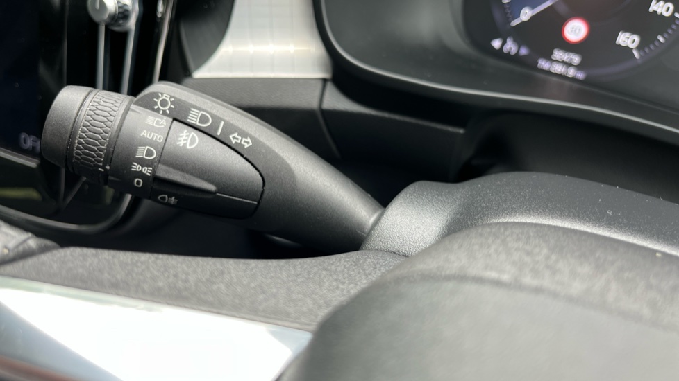Volvo XC40 2.0 D3 Momentum 5dr Geartronic Diesel Estate - Image 31