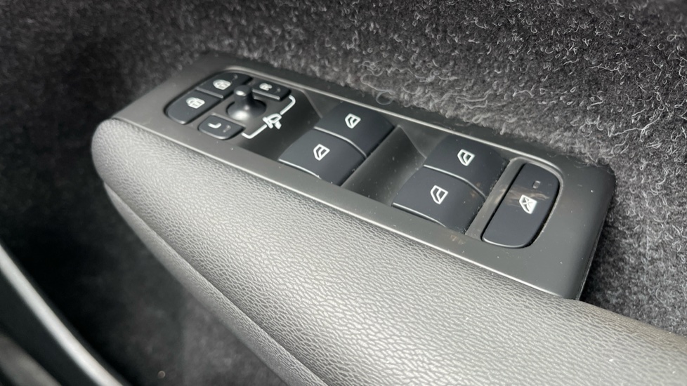 Volvo XC40 2.0 D3 Momentum 5dr Geartronic Diesel Estate - Image 32
