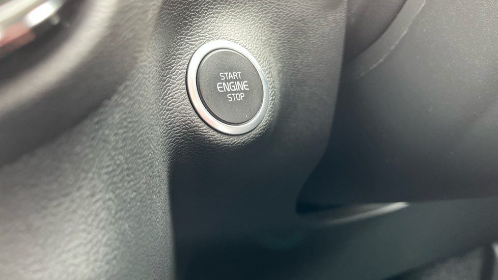 Volvo XC40 2.0 D3 Momentum 5dr Geartronic Diesel Estate - Image 37