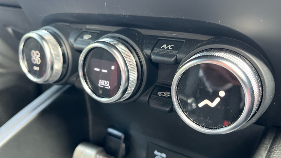 Renault Captur 1.6 E-TECH Hybrid 145 R.S. Line 5dr Auto Hybrid Hatchback - Image 22