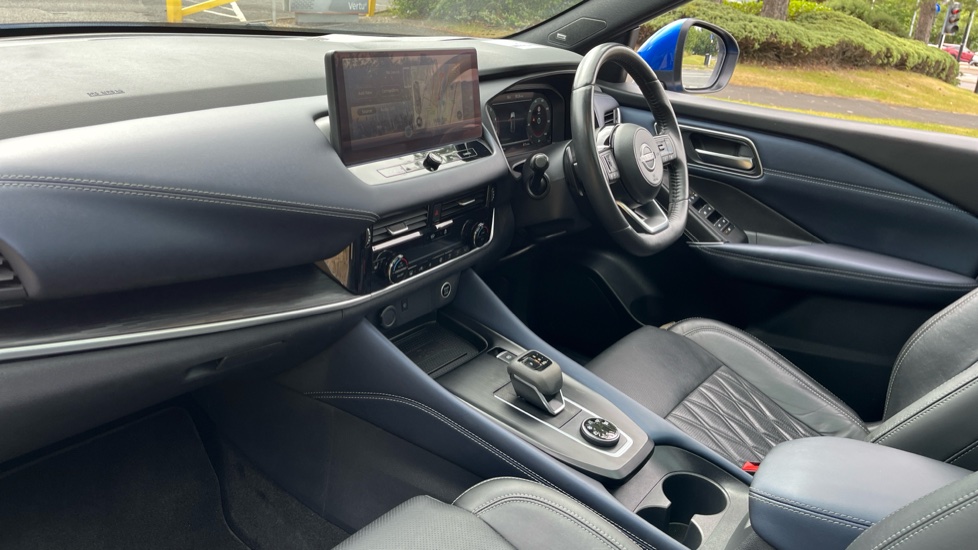 Nissan Qashqai 1.3 DiG-T MH 158 Tekna+ 5dr 4WD Xtronic Petrol Hatchback - Image 9