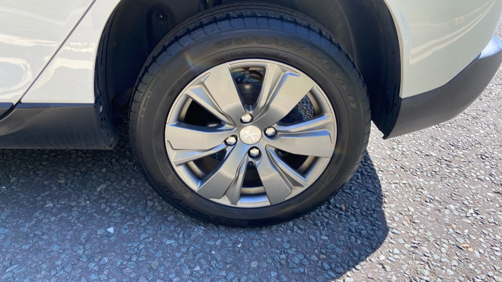 Peugeot 2008 1.2 PureTech 110 Active 5dr EAT6 Petrol Estate - Image 26