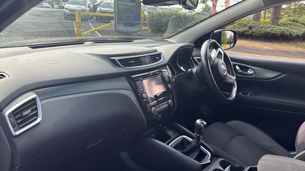 Nissan Qashqai 1.2 DiG-T N-Connecta 5dr Petrol Hatchback - Image 9