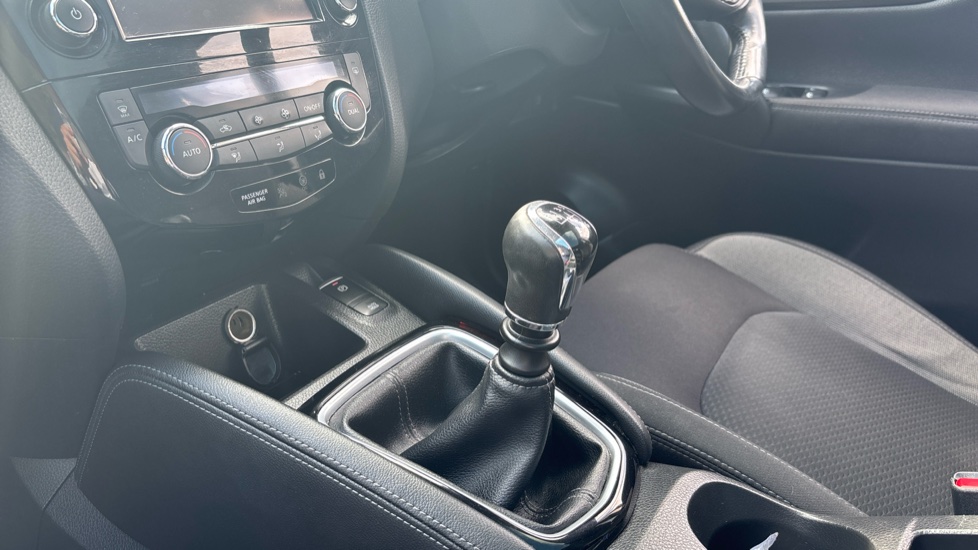 Nissan Qashqai 1.2 DiG-T N-Connecta 5dr Petrol Hatchback - Image 13